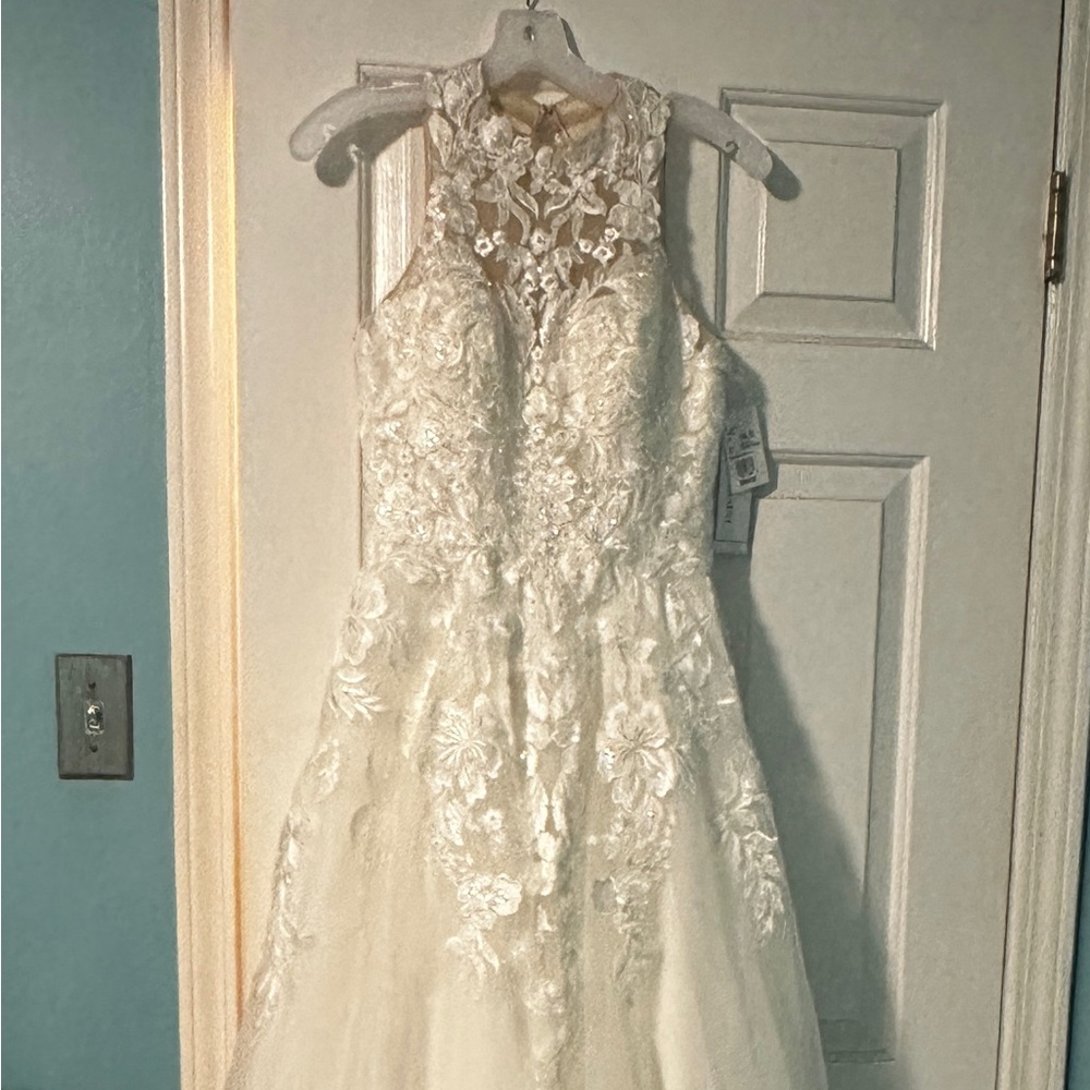 Brand new Oleg cassini size 4 unaltered weddding dress